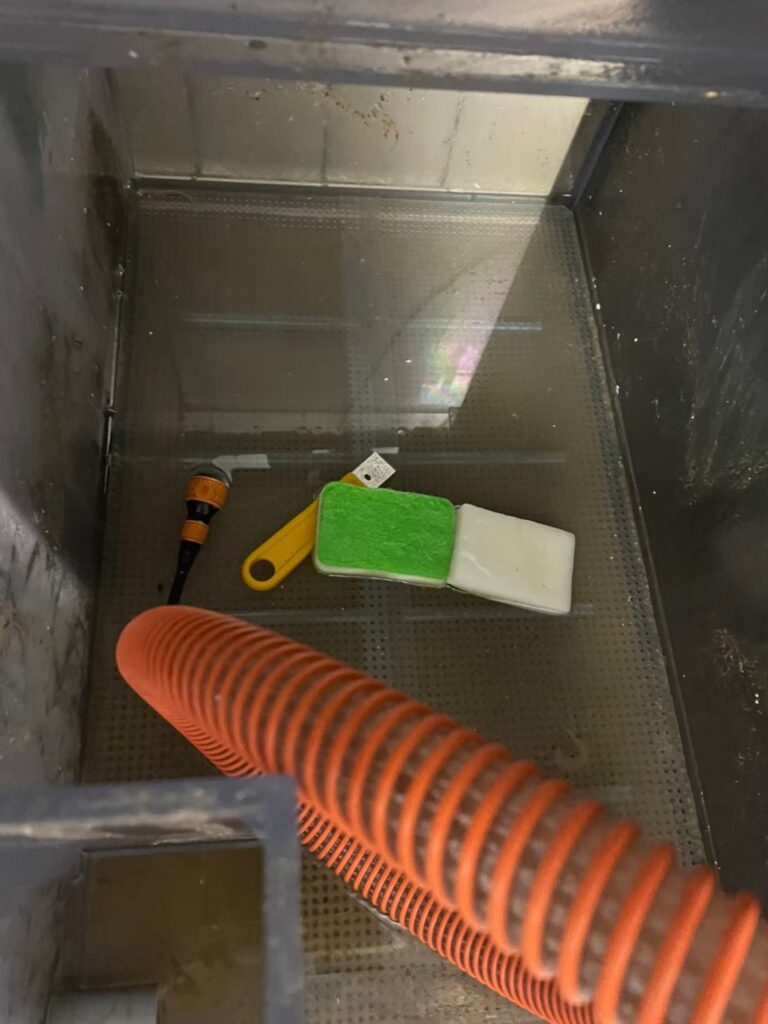 東京都 ホテル厨房 活魚水槽 メンテナンス4.jpg