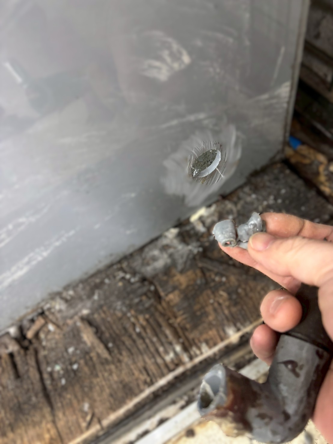 埼玉県　店内　活き餌水槽　配管破損修繕　